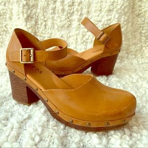 KORKS by KORK EASE Marcia Clogs in tan leather!